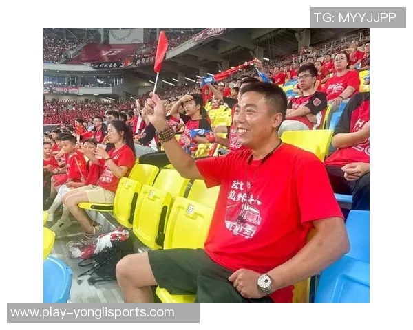 世界杯足球场见证激情与梦想的交汇时刻，球迷齐聚一堂共庆盛事